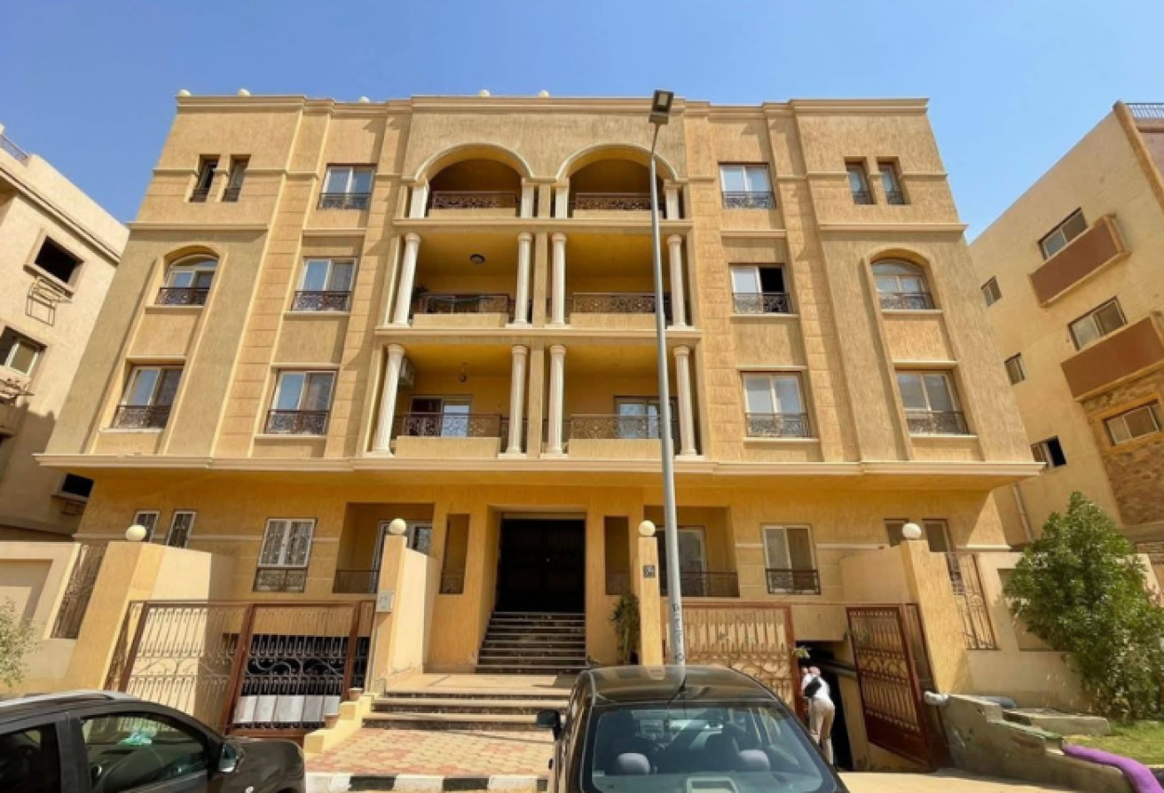 شقة 160 متر للبيع في حي الأندلس التجمع الخامس نصف تشطيب استلام فوري - Image 3