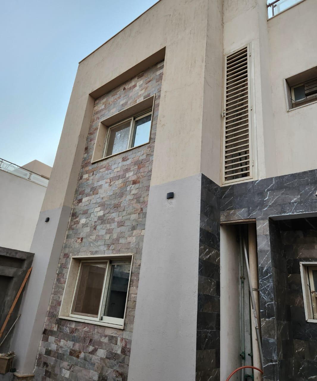 فيلا ستاند ألون للبيع في كمبوند القرنفل هايتس التجمع الخامس - Image 1