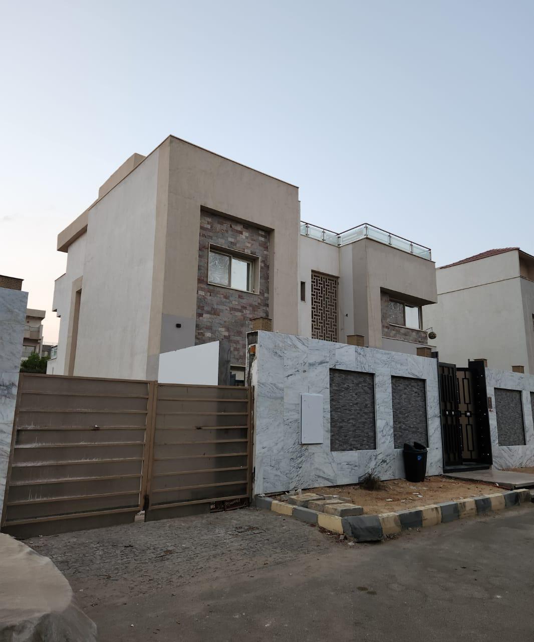 فيلا ستاند ألون للبيع في كمبوند القرنفل هايتس التجمع الخامس - Image 2