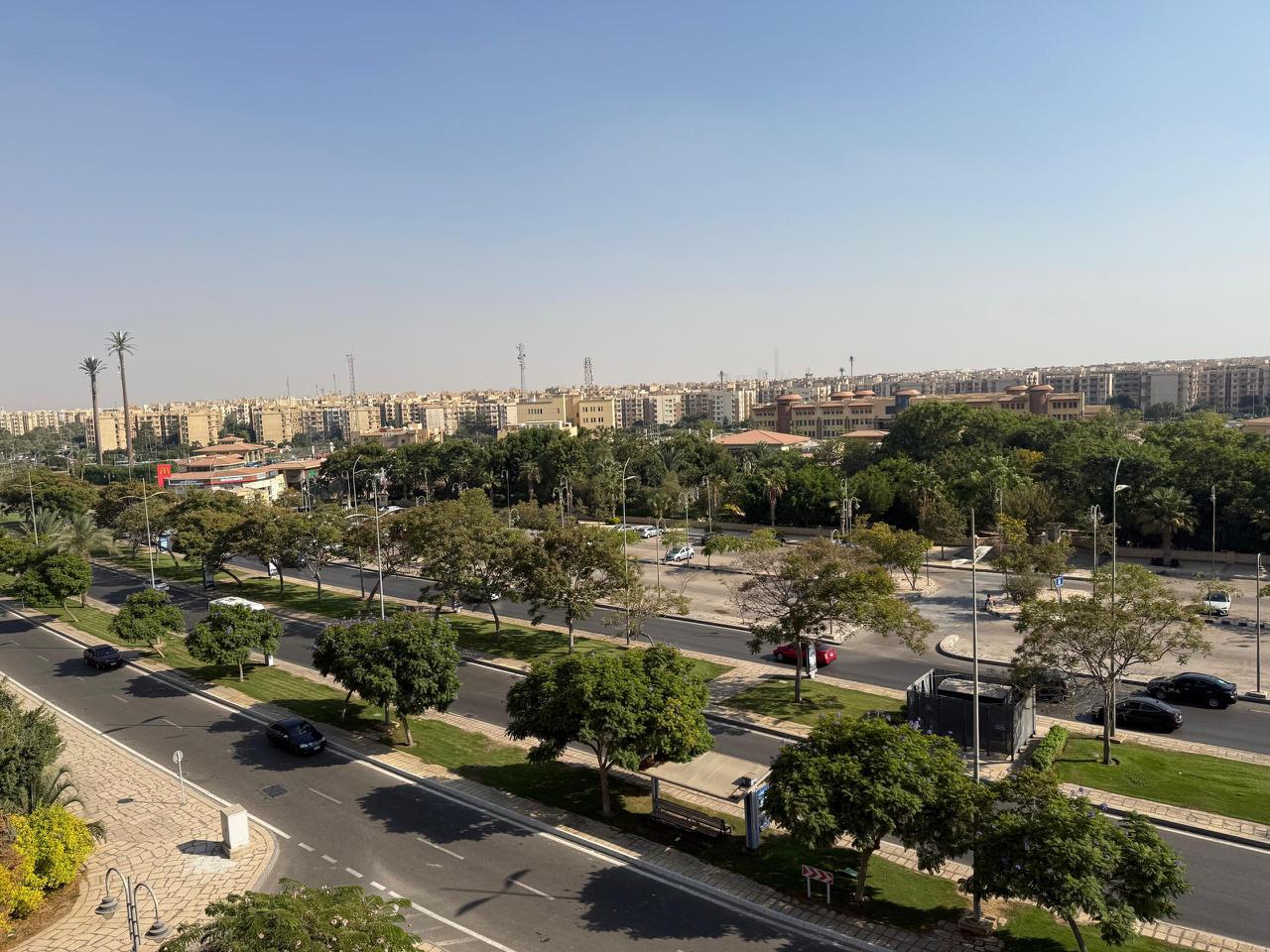 شقة 107م للبيع في مدينتي القاهرة الجديدة تشطيب فندقي وإطلالة بانورامية - Image 2