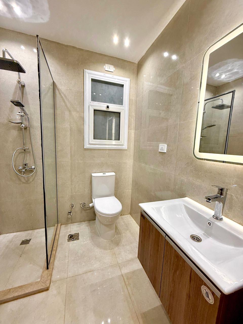 شقة 107م للبيع في مدينتي القاهرة الجديدة تشطيب فندقي وإطلالة بانورامية - Image 11